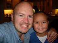Pappa en ik vermaken ons wel terwijl mamma kookt